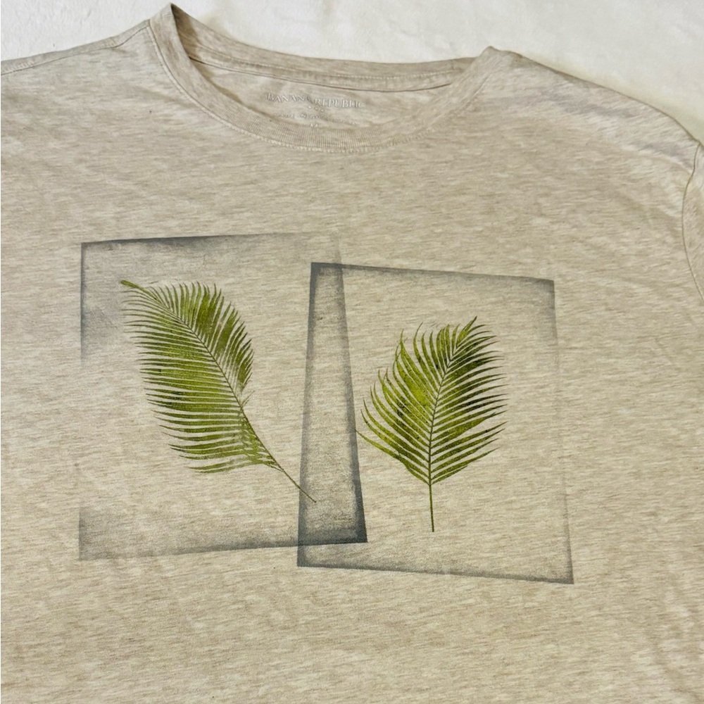 Banana Republic Beige Graphic T-Shirt Size Medium NWOT